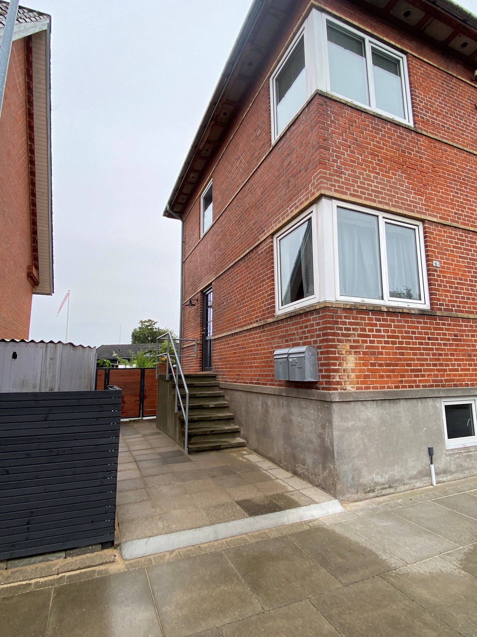 apartment Nyrenoveret 2-værelses lejlighed med terrasse, indhegnethave og adgang til vaskekælder 