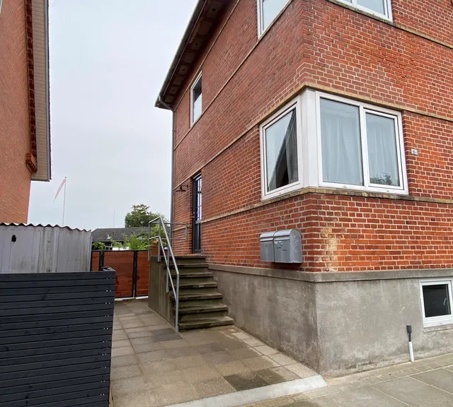 apartment Nyrenoveret 2-værelses lejlighed med terrasse, indhegnethave og adgang til vaskekælder