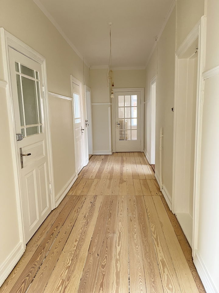Newly refurbished former bank director's apartment with high ceilings for rent - Slotsvej, Gram - 0
