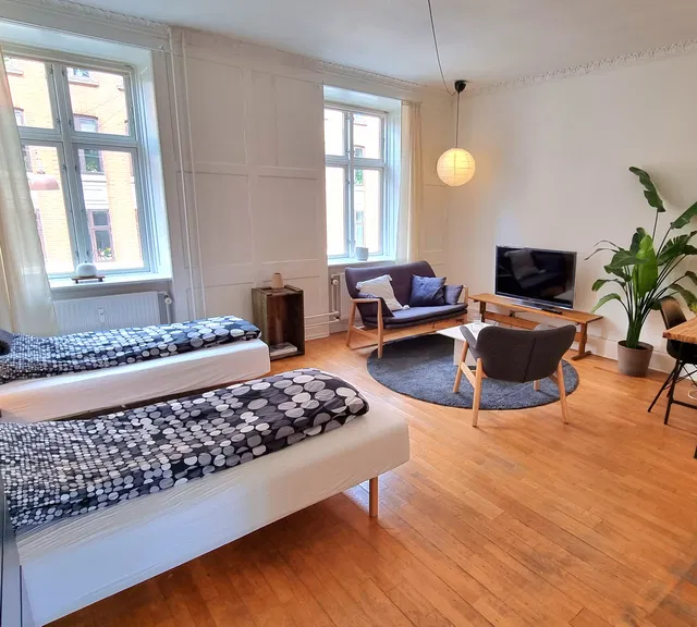 room Stort 25m2 værelse, Vesterbro i større lejlighed med grøn gårdhave.