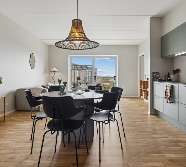 apartment Bright modern 4-room apartment with balcony