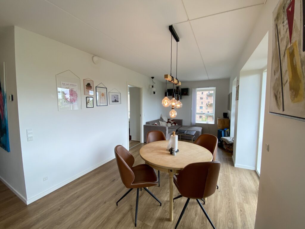 apartment Moderne 2-værelsesbolig med altan og parkering