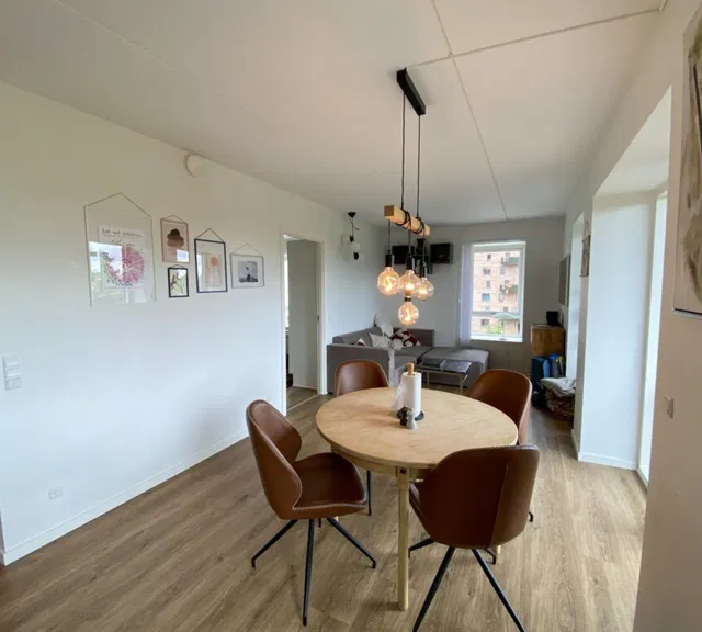 apartment Moderne 2-værelsesbolig med altan og parkering