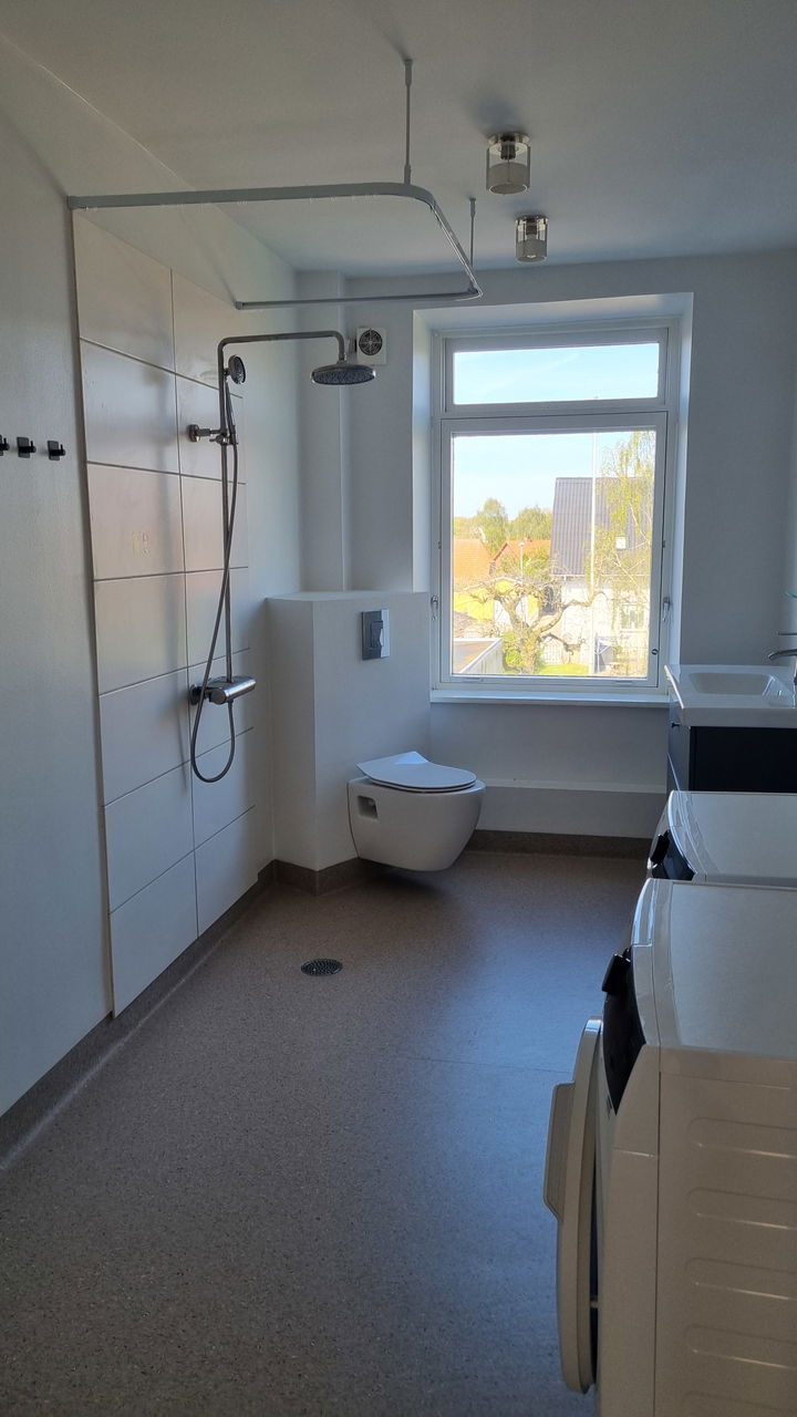 Newly refurbished former bank director's apartment with high ceilings for rent - Slotsvej, Gram - 4