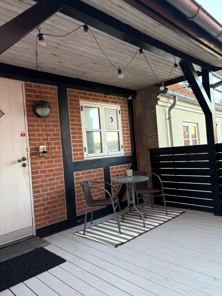 Charming 2-room apartment in the heart of Haderslev! Private entrance, balcony and plenty of light – perfect locat - Smedegade, Haderslev - 0