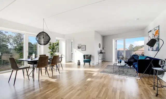apartment Dejlig 3 vær. bolig højt beliggende. Store vinduer og dejlig lys lejlighed med udkig til grønt.