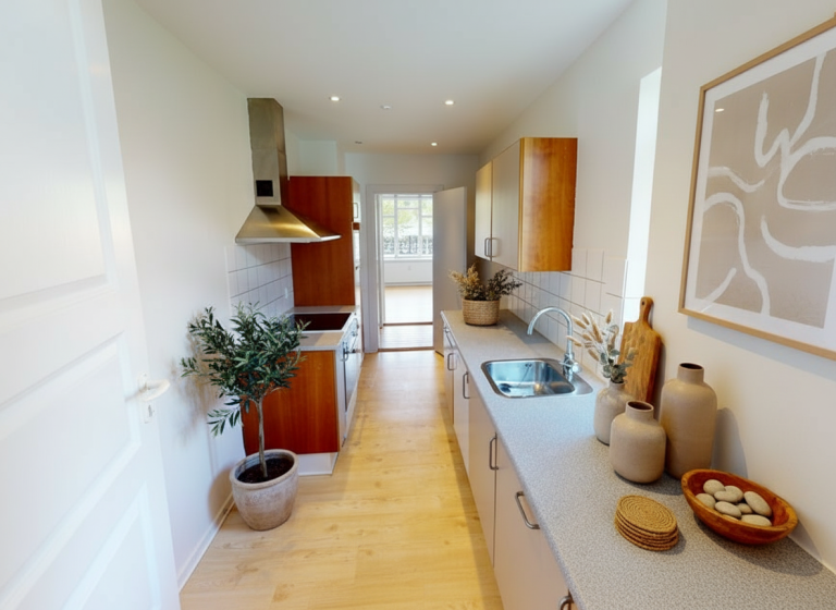 apartment Centrally Located Three-Room Shared Apartment