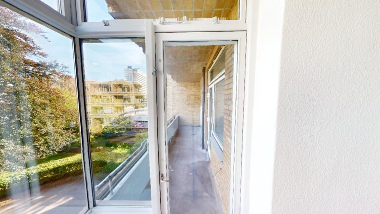 Shared-living friendly 3-room with two balconies – photo 9