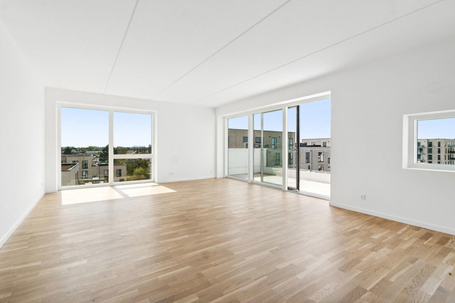apartment Lys 4-værelses med 2 badeværelser + P-Plads! 