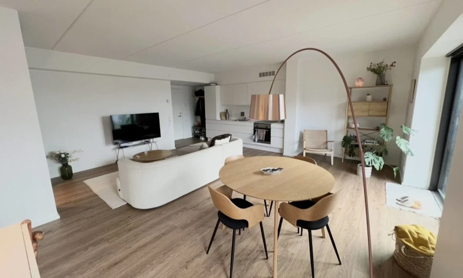 Bright and spacious 2-room apartment with south-facing balcony – photo 3