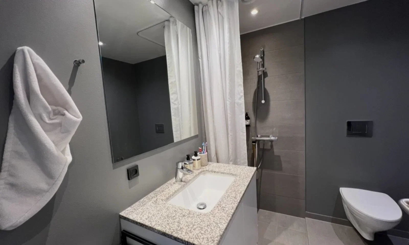 Bright and spacious 2-room apartment with south-facing balcony – photo 6