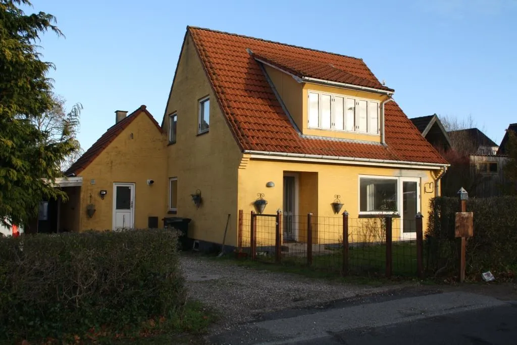 house Dejligt 4-værelses hus med egen have i Hårby, Jordløse