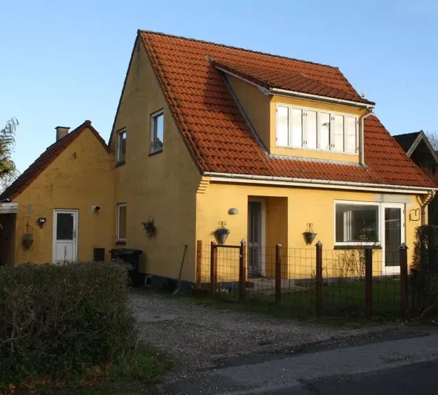house Dejligt 4-værelses hus med egen have i Hårby, Jordløse
