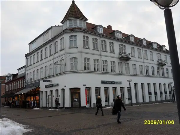 apartment Renoveret lejlighed med tagterrasse i gågaden