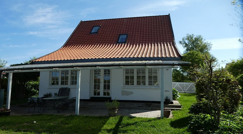 house Velholdt hus tæt på vand, havn og station
