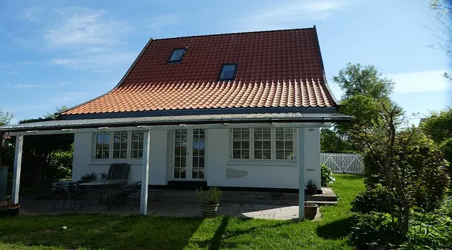 house Velholdt hus tæt på vand, havn og station