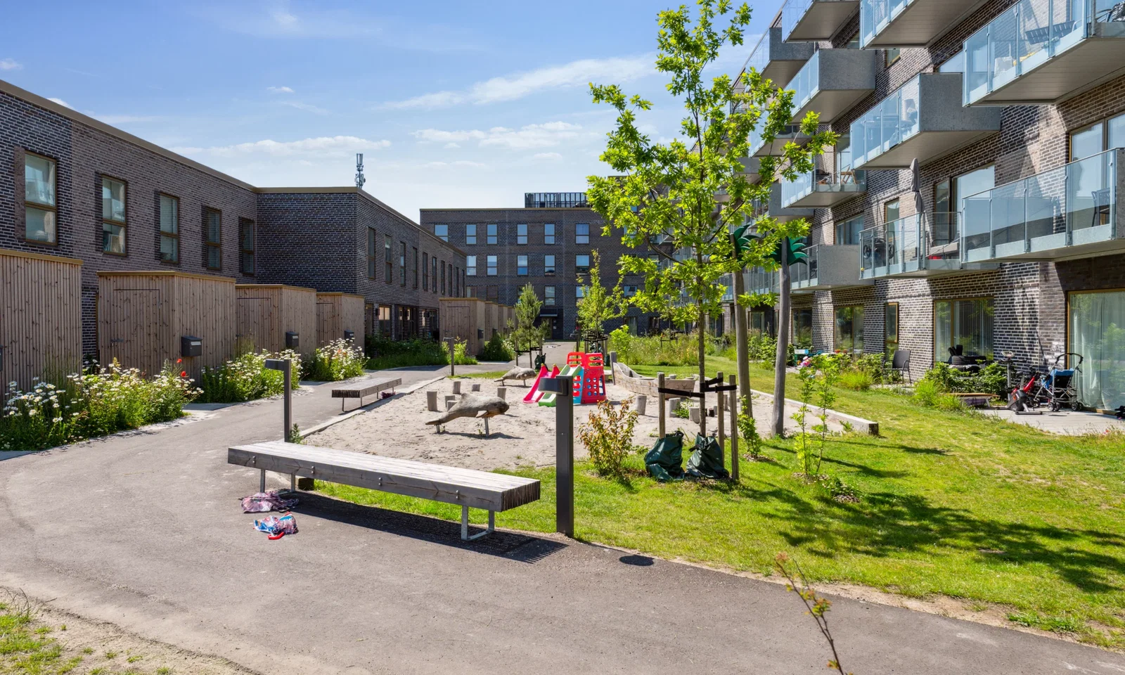 townhouse Terraced House with Lovely South-Facing Terrace and Garden