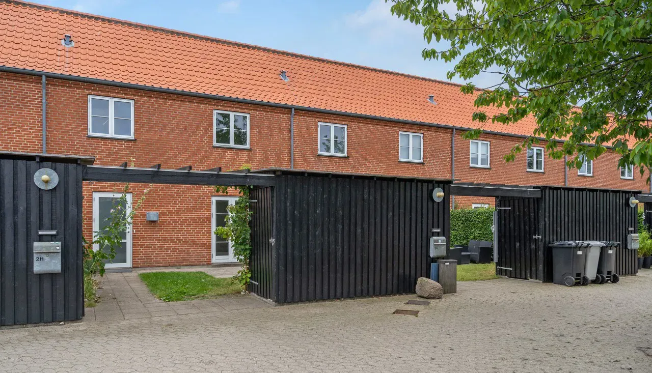 townhouse 4-værelses rækkehus med hyggelig have i Strib