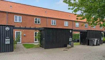 townhouse 4-værelses rækkehus med hyggelig have i Strib