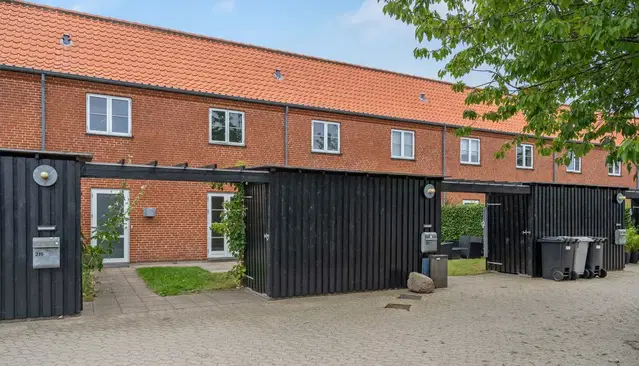 townhouse 4-værelses rækkehus med hyggelig have i Strib