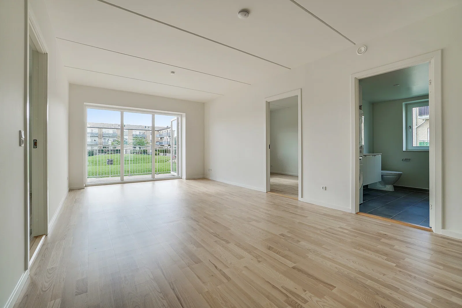 apartment Bright 4-room apartment with private balcony