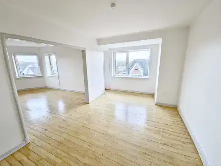 apartment Lys 3-værelses lejlighed med altan og parkeringsmulighed