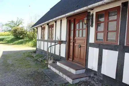 house Charmerende bondehus på Helnæs med stor have