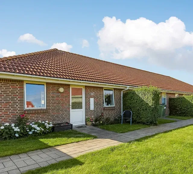 townhouse Bright 3-room terraced house with garden in Odense S