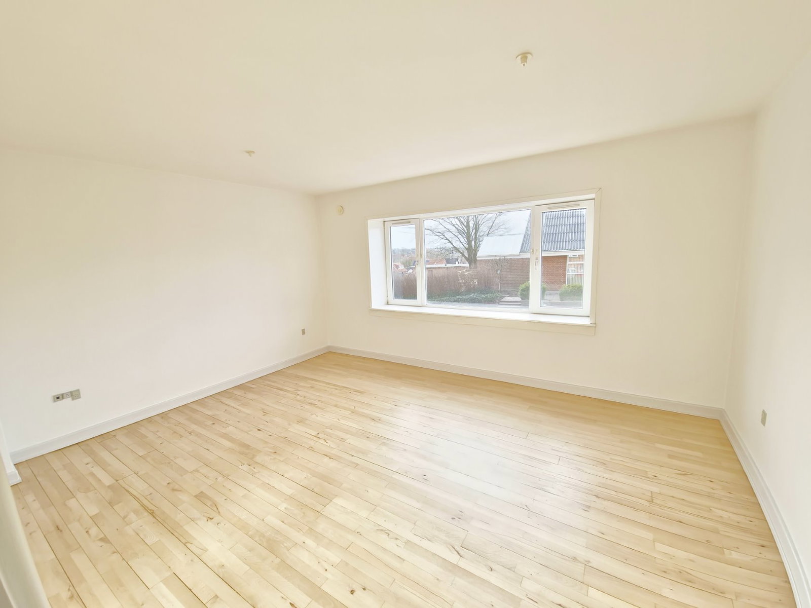 apartment Bright 3-room ground-floor apartment with balcony and parking