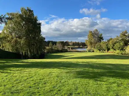 house Stor villa på parkagtig grund ved sø