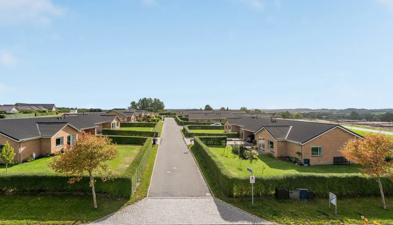 house 4-værelses bolig med have og carport i Aarup