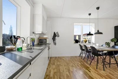 Lys 4-værelses lejlighed med moderne faciliteter i Højbjerg - Rundhøj Allé, Højbjerg - 1