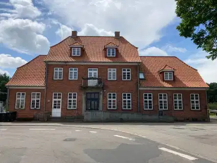 apartment 4 værelses lejlighed i historisk stationsbygning