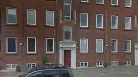 apartment 2 værelses lejlighed med central beliggenhed og fælles have