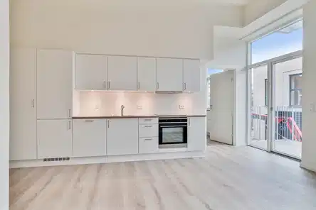 apartment 3-værelses lejlighed med privat altan i charmerende bygning