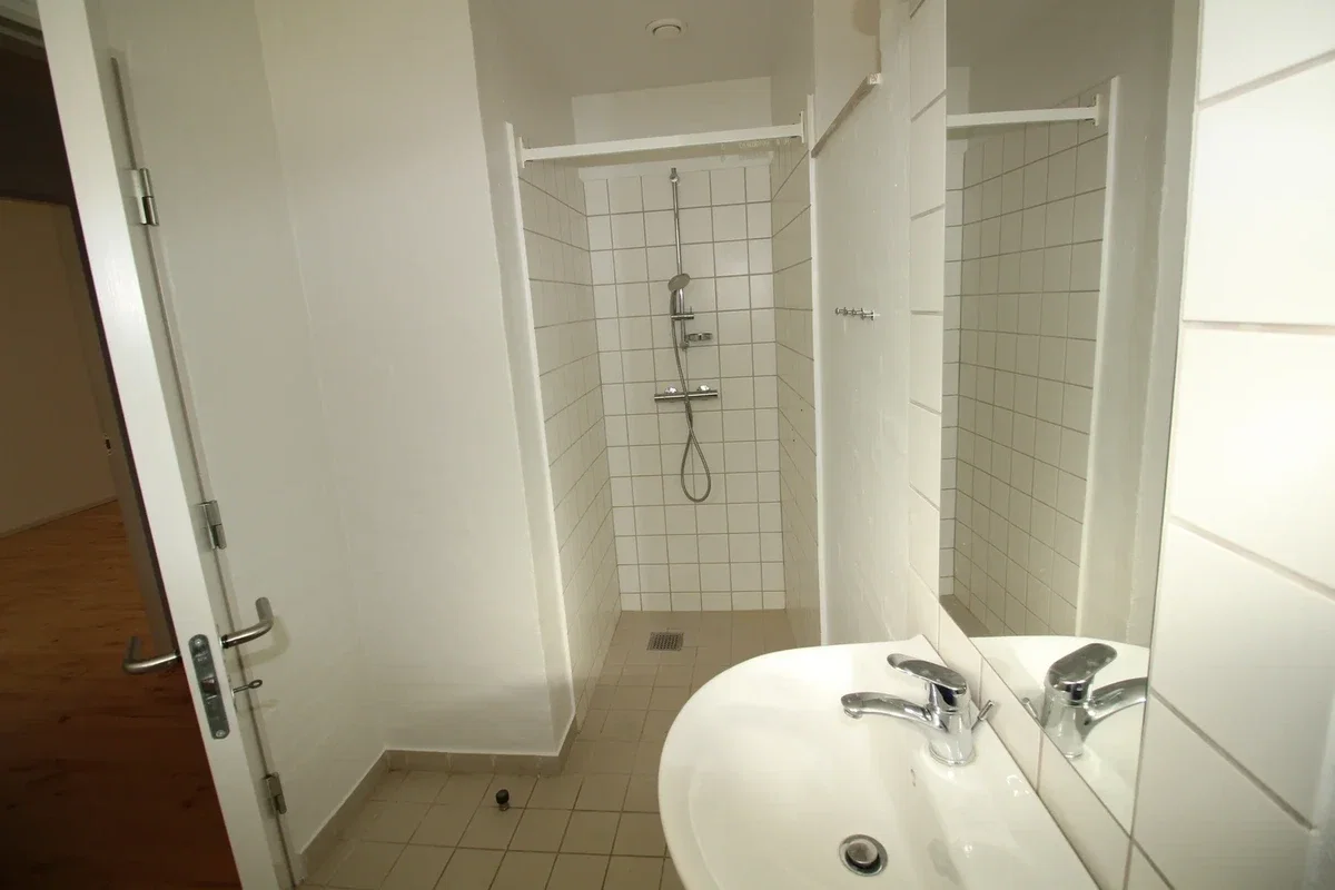 Homes with Courtyard, Elevator and Good Bus Connections – photo 6