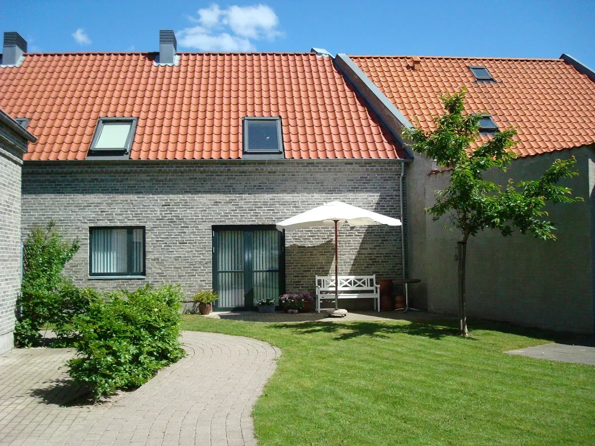 Homes with Courtyard, Elevator and Good Bus Connections – photo 15