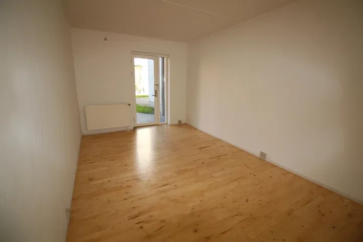Homes with Courtyard, Elevator and Good Bus Connections – photo 2