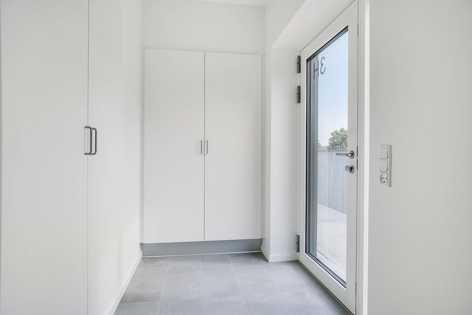 apartment 2-værelses lejlighed med moderne faciliteter og privat udeområde