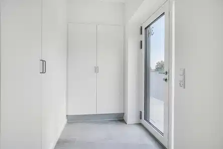 apartment 2-værelses lejlighed med moderne faciliteter og privat udeområde