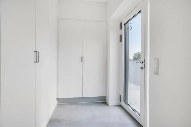 apartment 2-værelses lejlighed med moderne faciliteter og privat udeområde