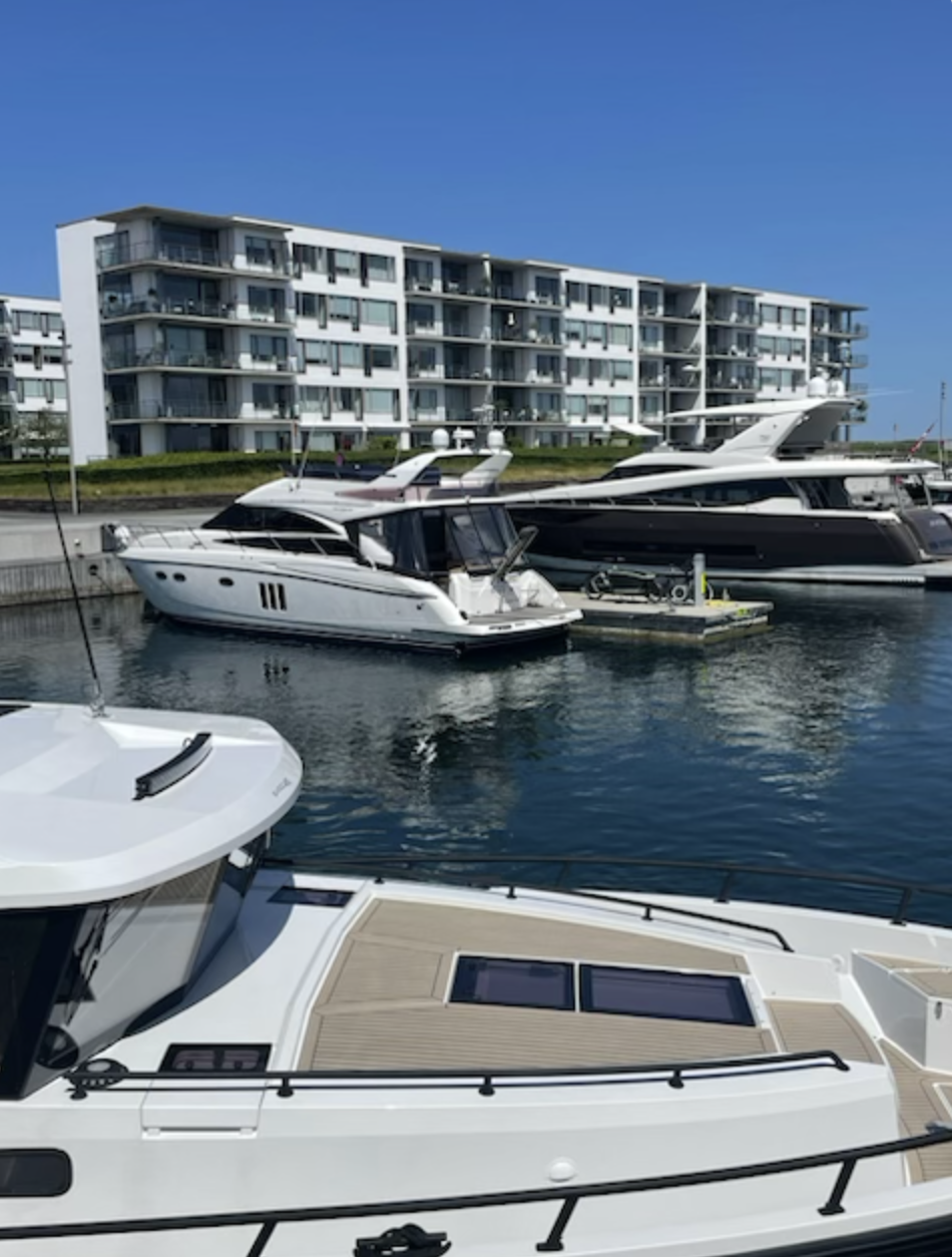 apartment Skøn Tuborg lejlighed i første række til vandet.