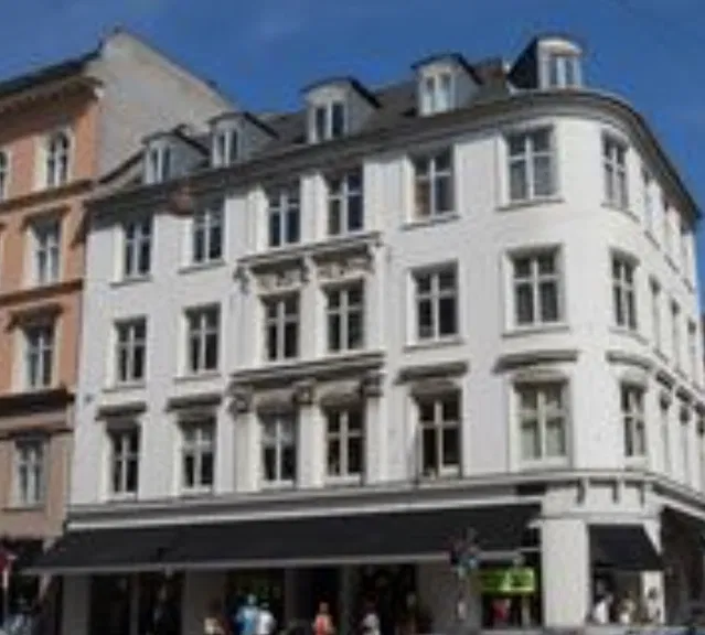 Herskabelig Østerbro lejlighed med søudsigt.