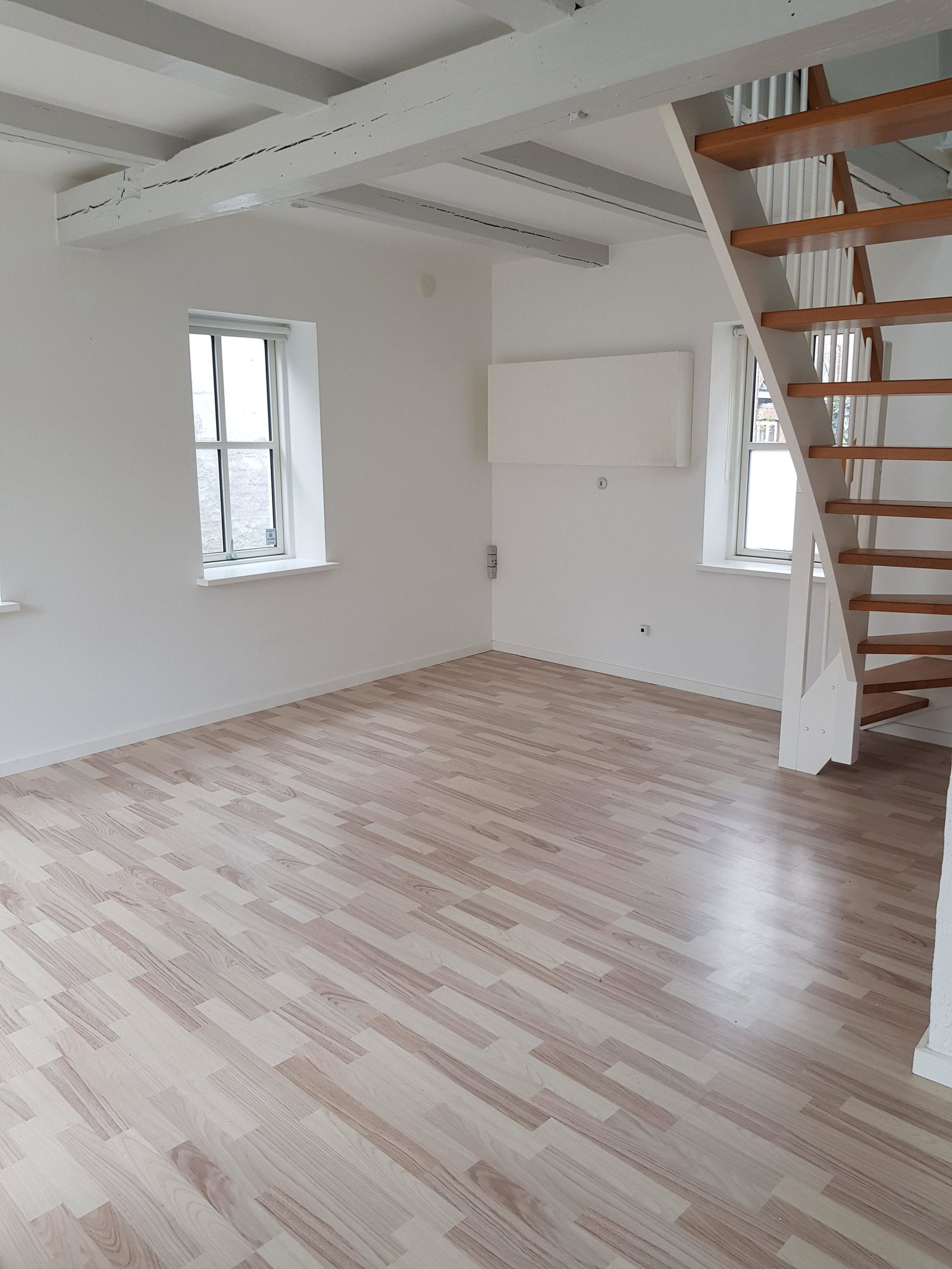 house Renoveret 3-værelses byhus med p-plads