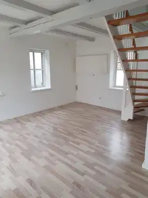 house Renoveret 3-værelses byhus med p-plads
