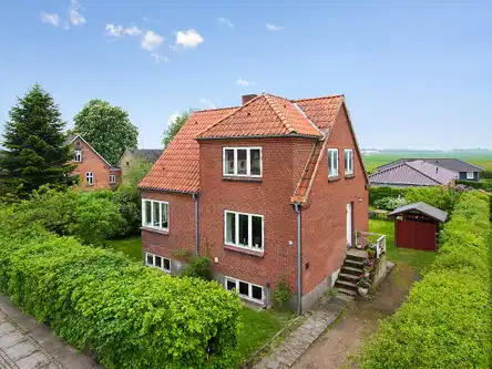 house Charmerende 2-plans rødstensejendom i Gedved