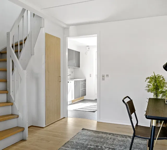 2 plans beboelse med lille have og parkering - Tilst