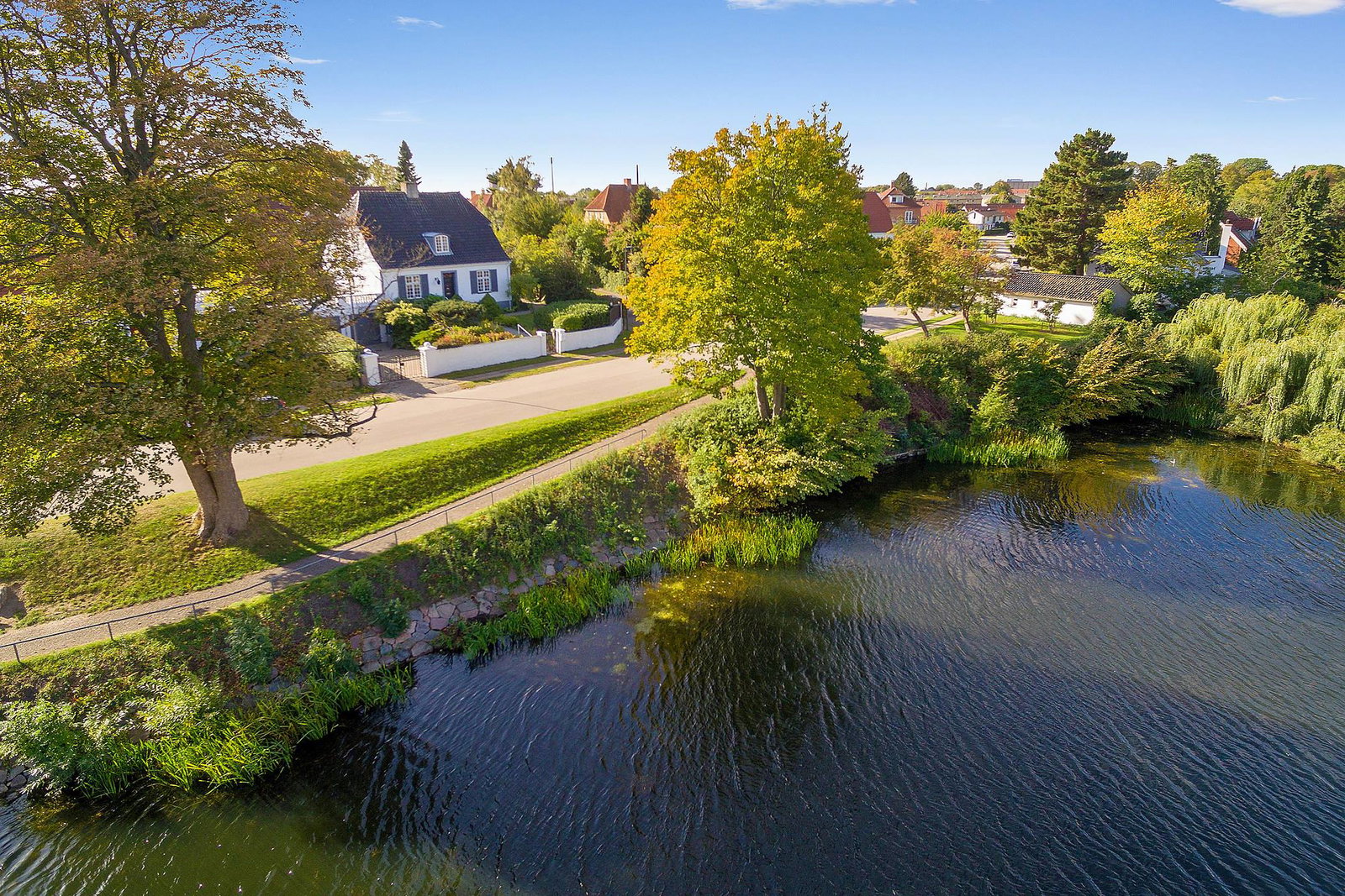 house Charmerende villa med søudsigt ved Emdrup Sø