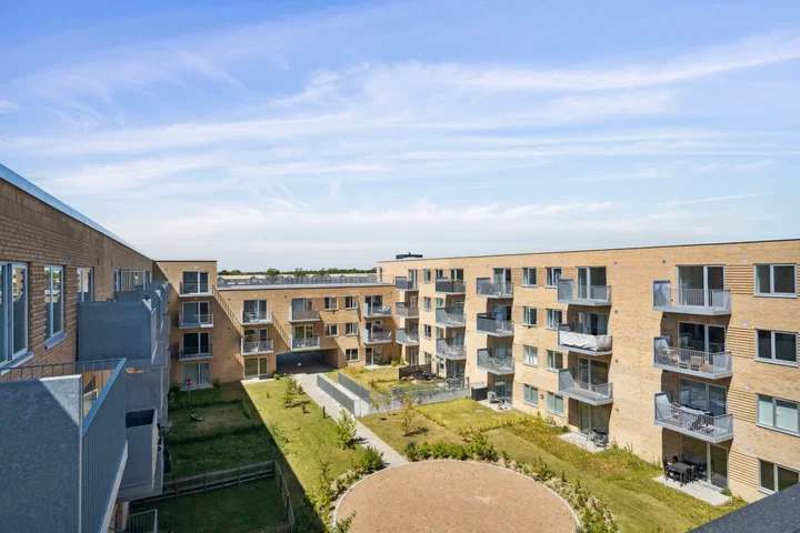 Moderne 1-værelses lejlighed med altan og gode faciliteter - Honningvænget, Tilst - 1