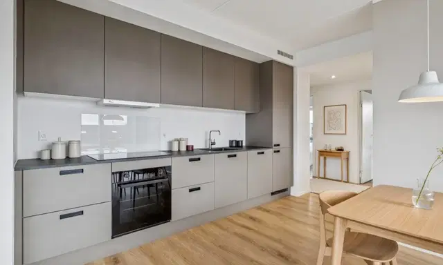 apartment Exclusive 3-Room Home with West-Facing Balcony